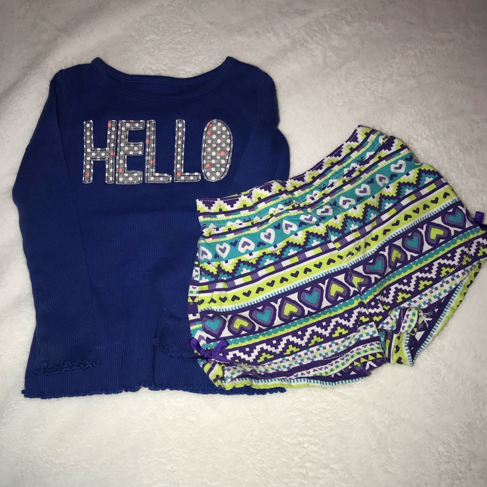 Navy blue shirt, purple blue and green shorts.